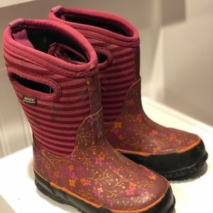 Girls size 8 bogs (little kid)